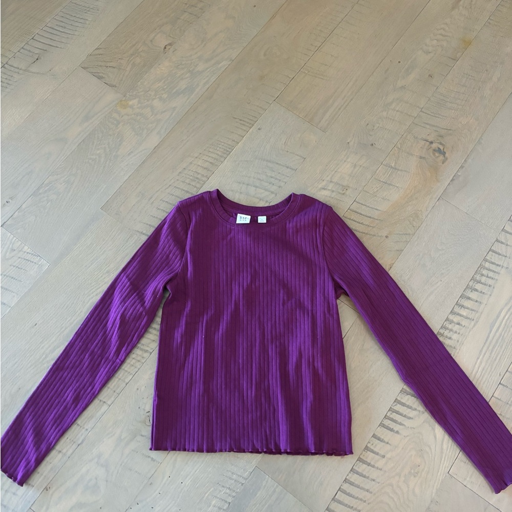 GAP Girls long sleeve tee, soft, never worn, perfect condition, ribbed pattern